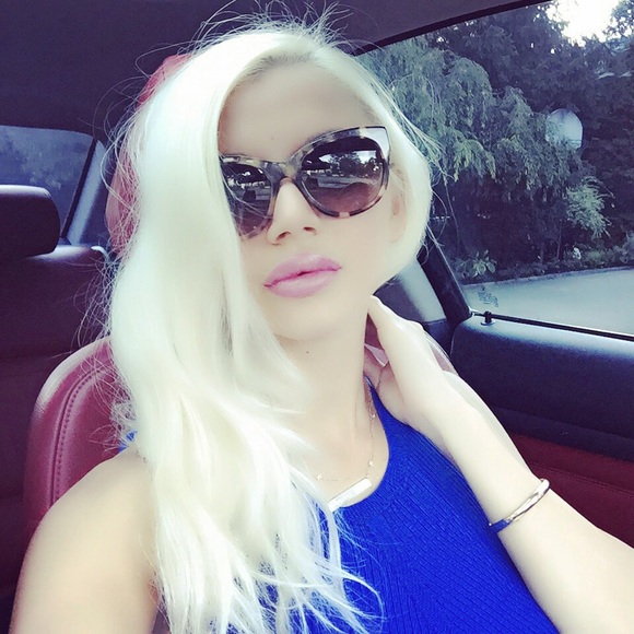 Meet your Posher, Christina - Picture 1 of 1